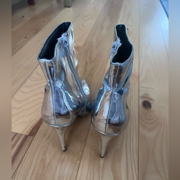 Silver pointed toe heeled boots - size 7 1/2 - Picture 5 of 6